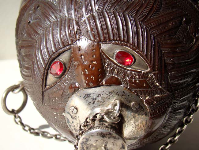 A superbly carved and silver mounted late 18th century Coconut shell gunpowder flask circa 1790 — image 2